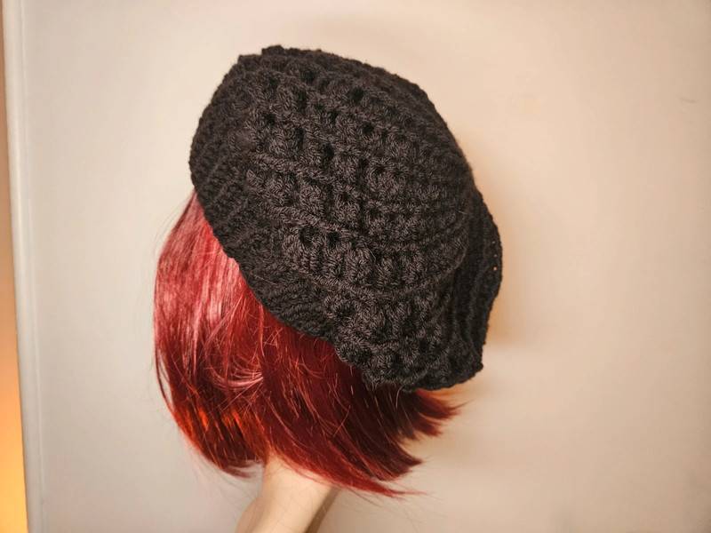 Bonnet élégant, motif spirale au crochet